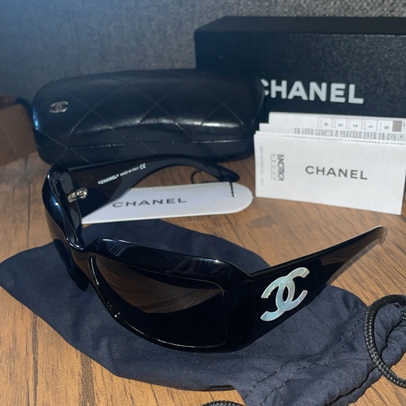 Chanel Black with mother of pearl logos, like new - Picture 3 of 4